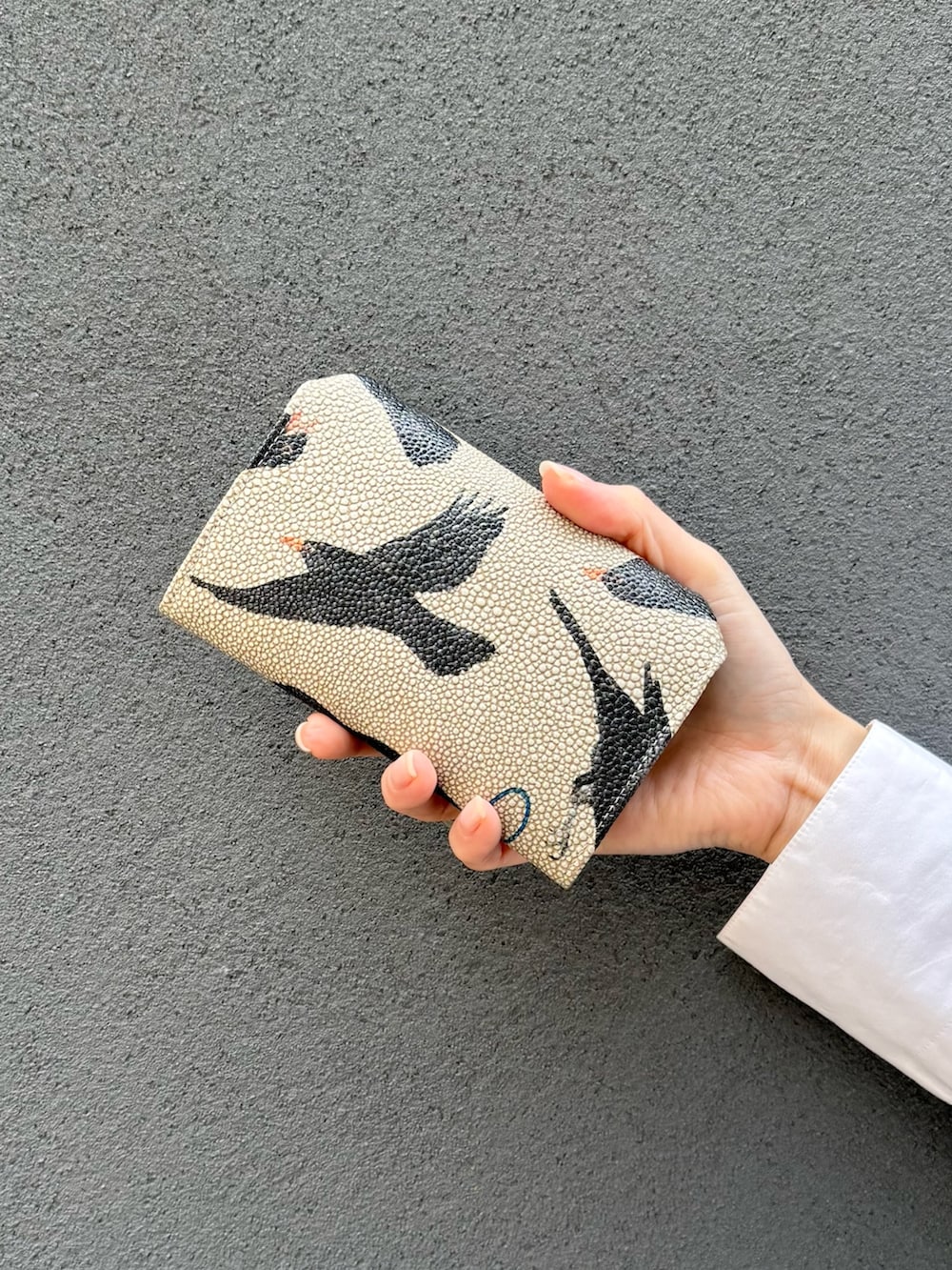 オレンジ系の財布、オレンジ系の財布を着用したレディースの冬コーディネートの7枚目の写真