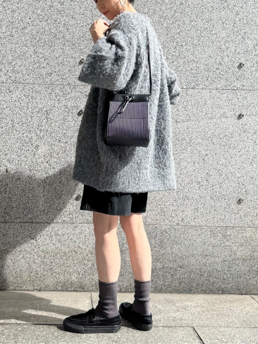 ブルー系のショルダーバッグを着用したレディースの秋コーディネートの6枚目の写真