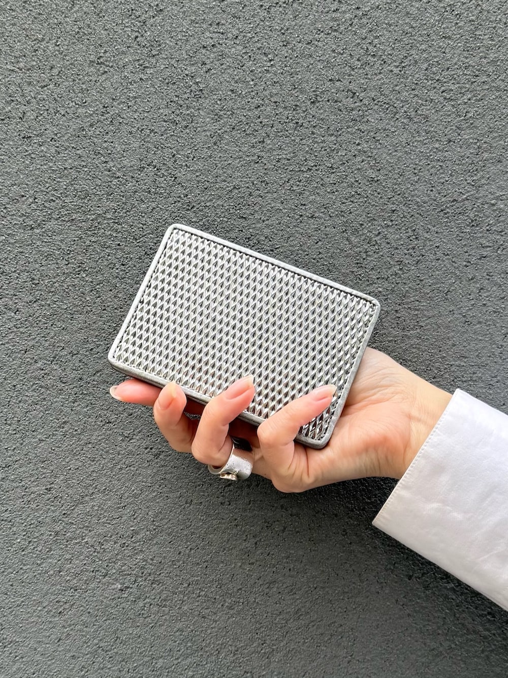 シルバー系の財布、シルバー系の財布、シルバー系の名刺入れを着用したレディースの冬コーディネートの8枚目の写真