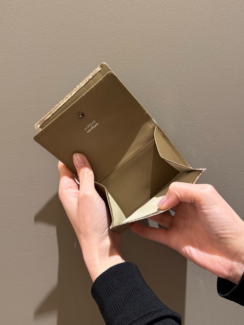 ピンク系の財布、ピンク系の財布を着用したレディースの春コーディネートの6枚目の写真