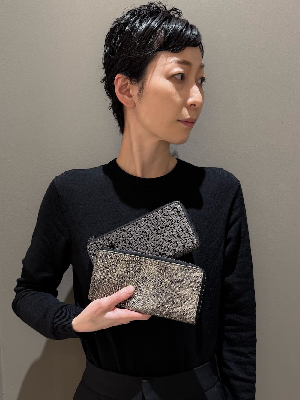 ブラック系の財布、シルバー系の財布を着用したレディースの春コーディネートの6枚目の写真