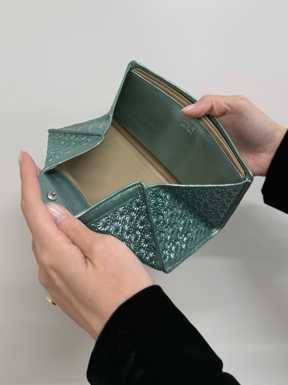 グリーン系の財布、グリーン系の財布を着用したレディースの秋コーディネートの3枚目の写真