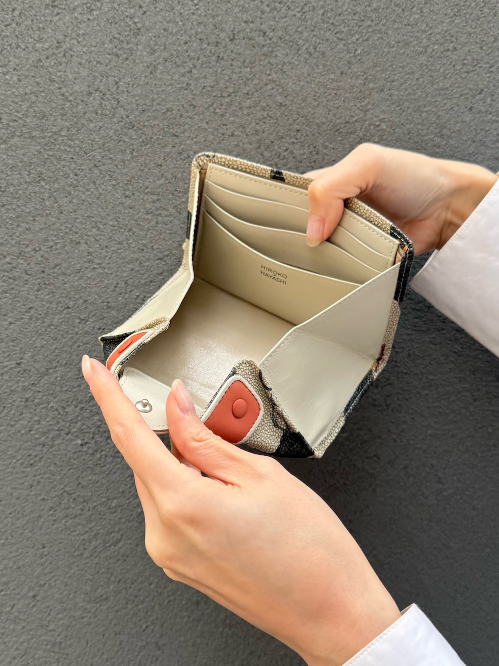 オレンジ系の財布、オレンジ系の財布を着用したレディースの冬コーディネートの8枚目の写真