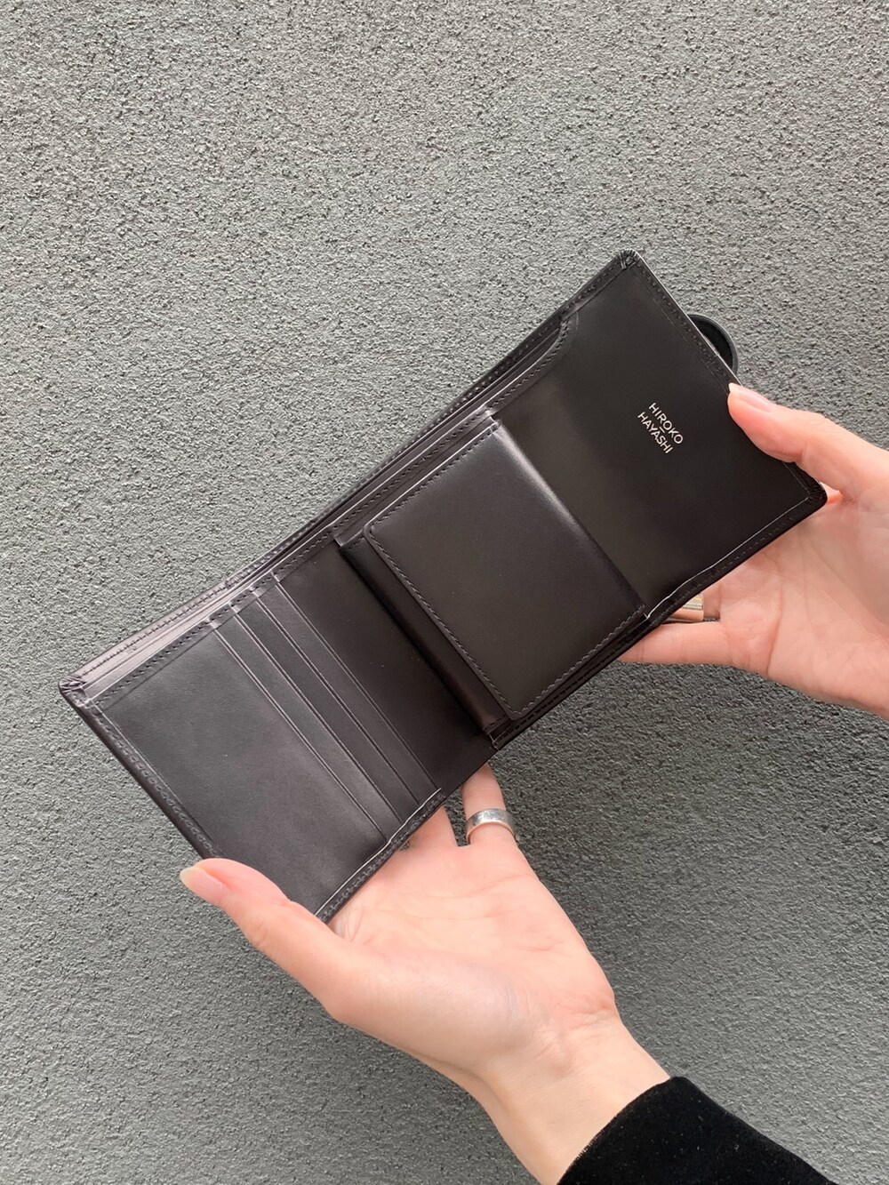 ブラック系の財布、ブラック系のキーケース/キーアクセサリーを着用したレディースの春コーディネートの7枚目の写真