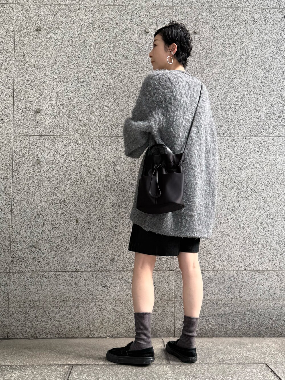 ブラック系のショルダーバッグを着用したレディースの秋コーディネートの6枚目の写真