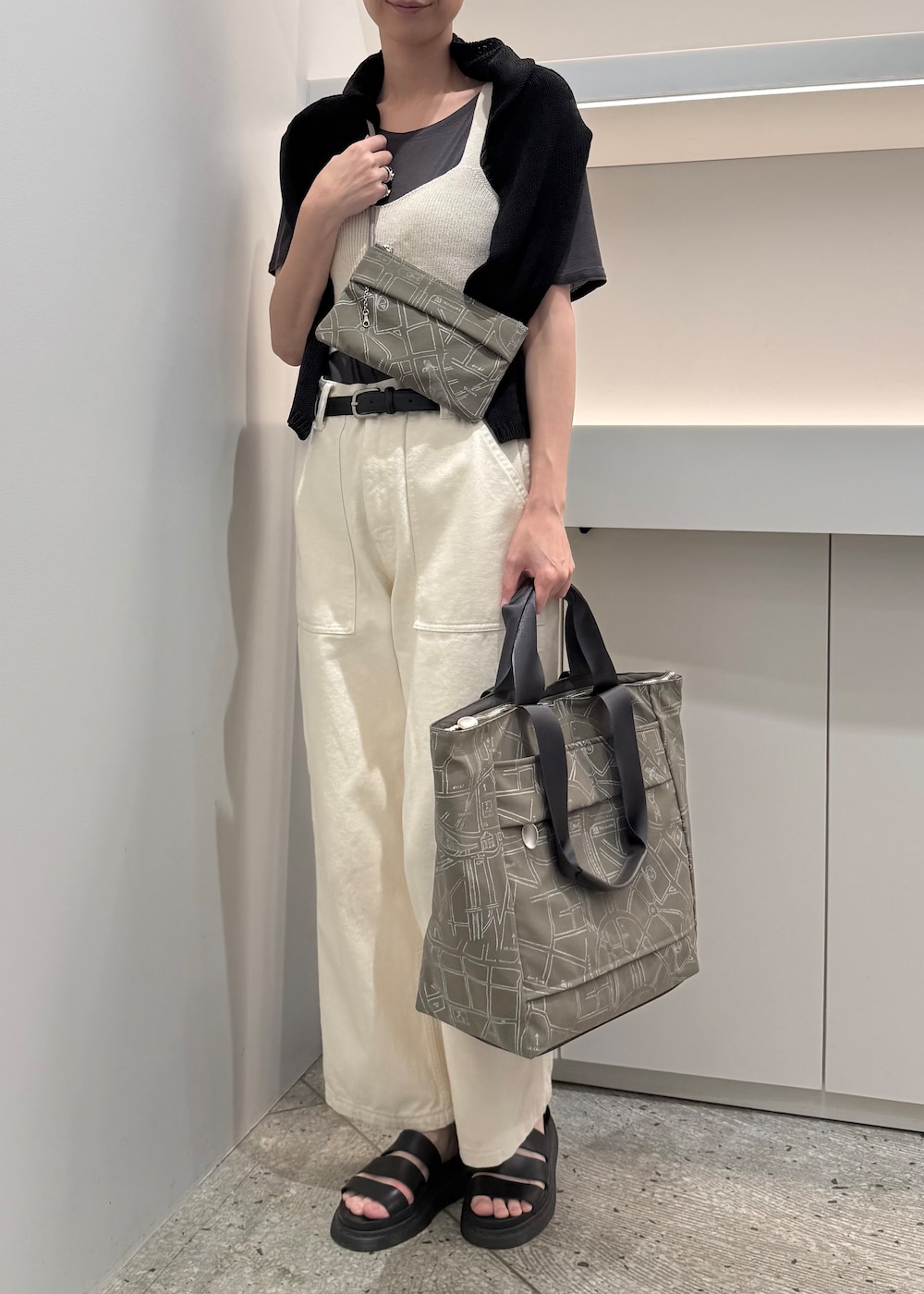 ベージュ系のボストンバッグ、ベージュ系のショルダーバッグを着用したレディースの夏コーディネートの3枚目の写真