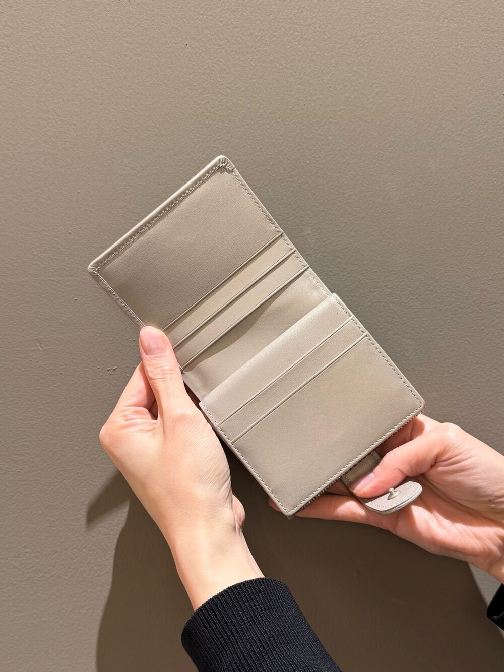 ゴールド系の財布、ゴールド系の財布を着用したレディースの春コーディネートの5枚目の写真