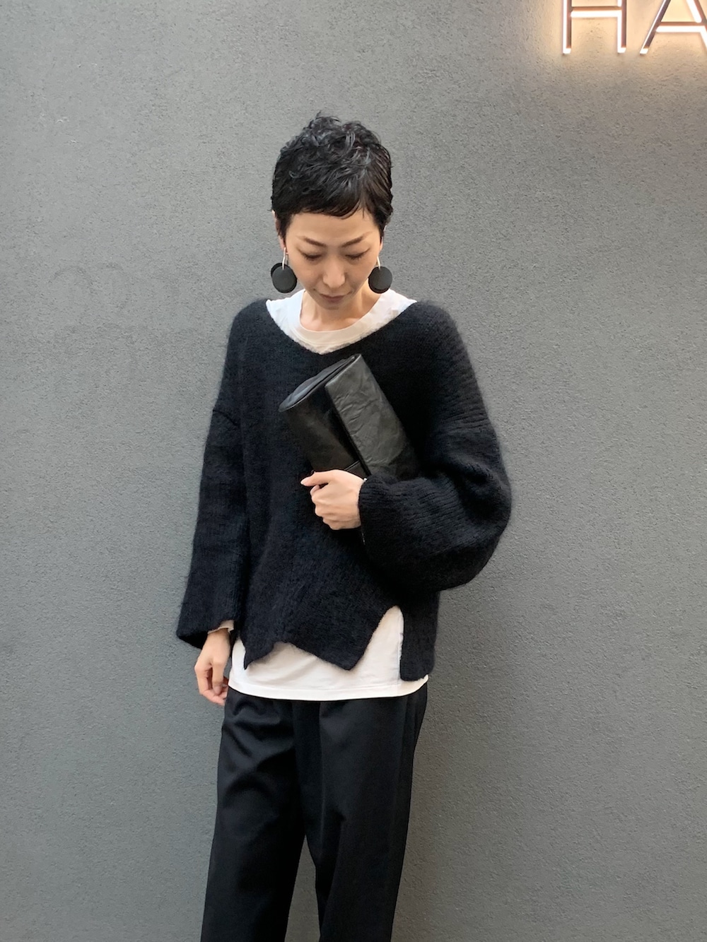 ブラック系のショルダーバッグを着用したレディースの秋コーディネートの4枚目の写真