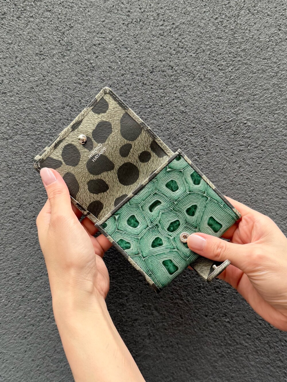 グリーン系の財布、グリーン系の財布を着用したレディースの夏コーディネートの6枚目の写真