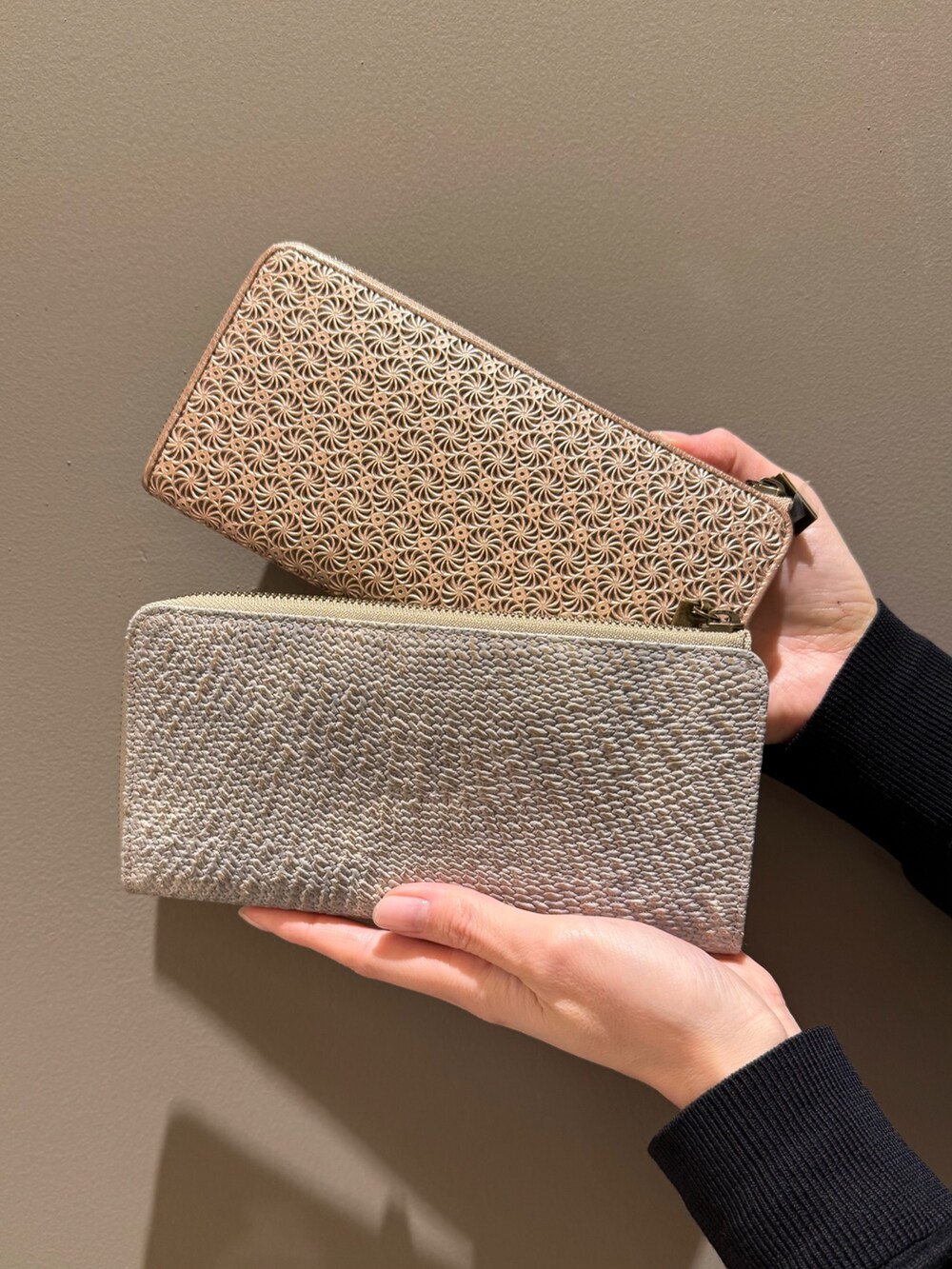 ピンク系の財布、グレー系の財布を着用したレディースの春コーディネートの2枚目の写真