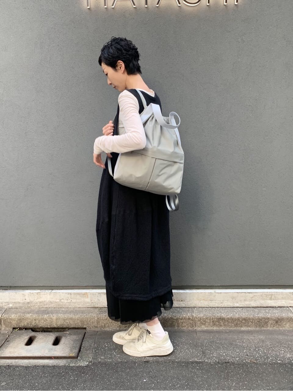 グリーン系のバックパック/リュックを着用したレディースの春コーディネートの2枚目の写真