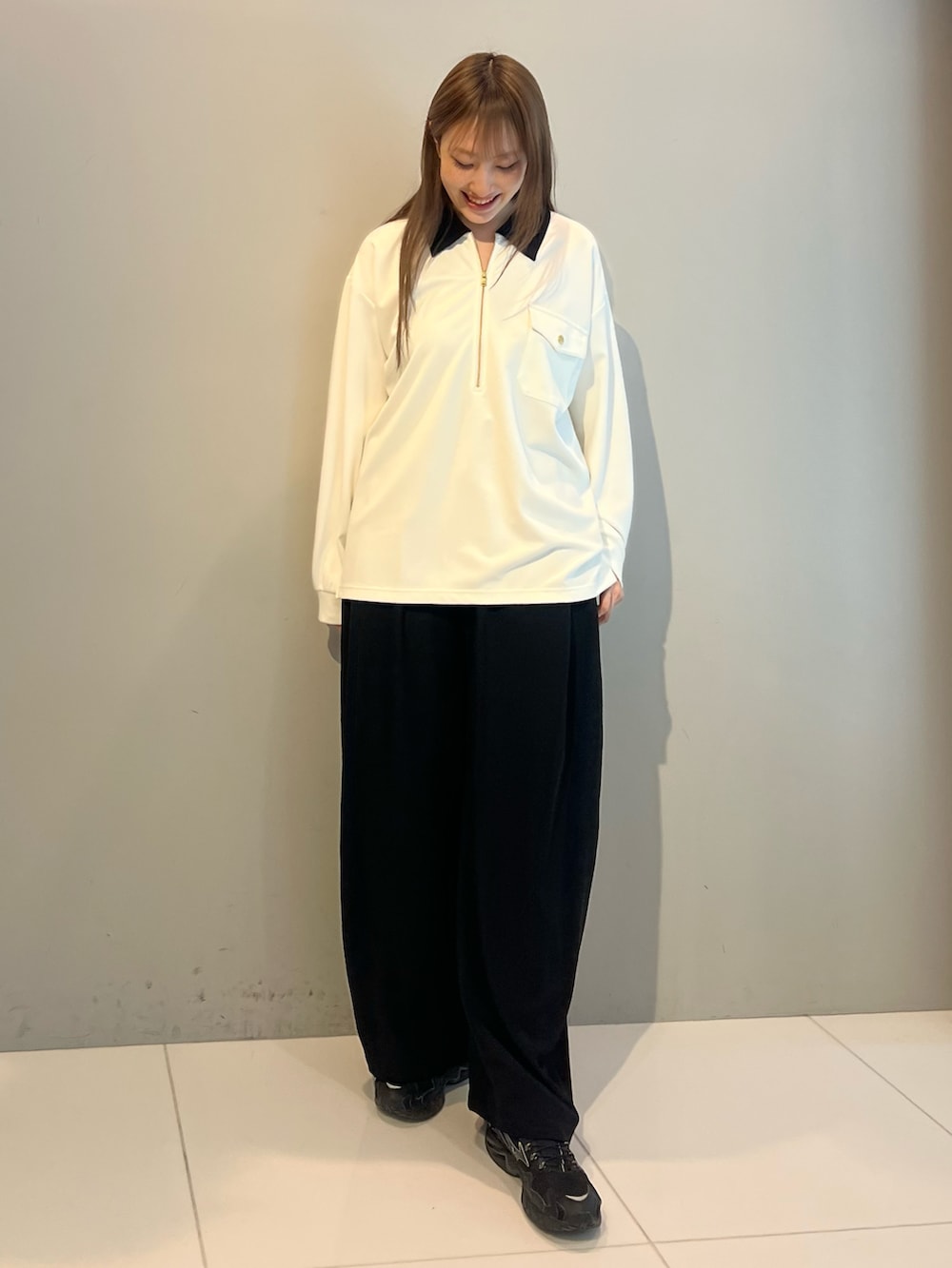 ブラック系のその他パンツ、ホワイト系のTシャツ/カットソーを着用したレディースの春コーディネートの2枚目の写真