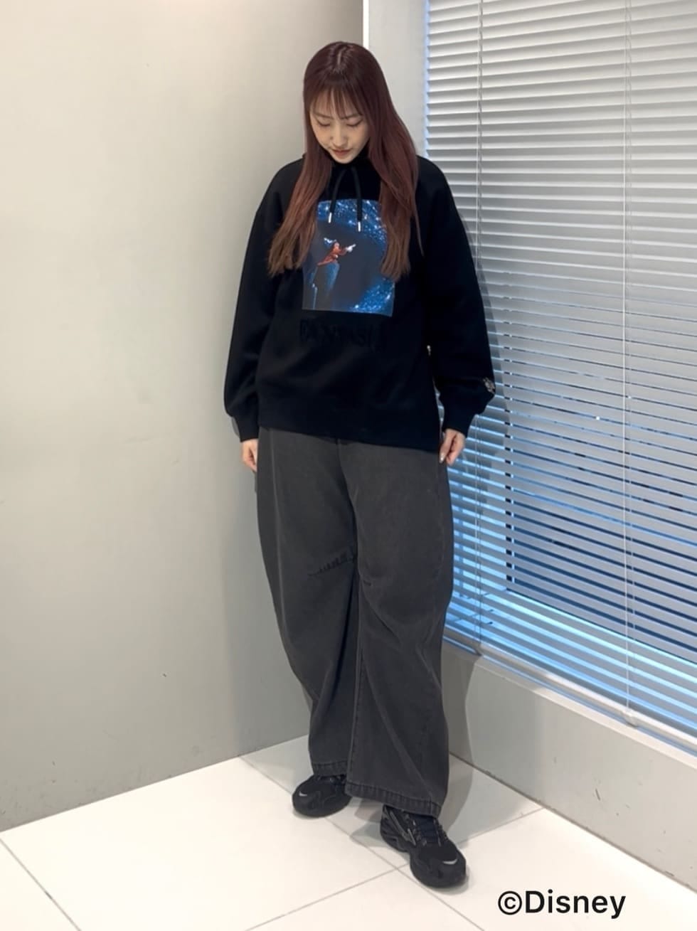 ブラック系のパーカー、グレー系のデニムパンツを着用したレディースの冬コーディネートの2枚目の写真