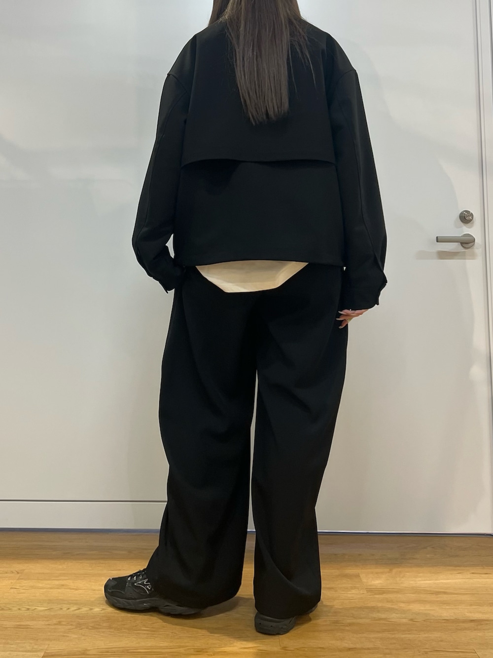 ブラック系のその他パンツ、ブラック系のブルゾンを着用したレディースの春コーディネートの2枚目の写真