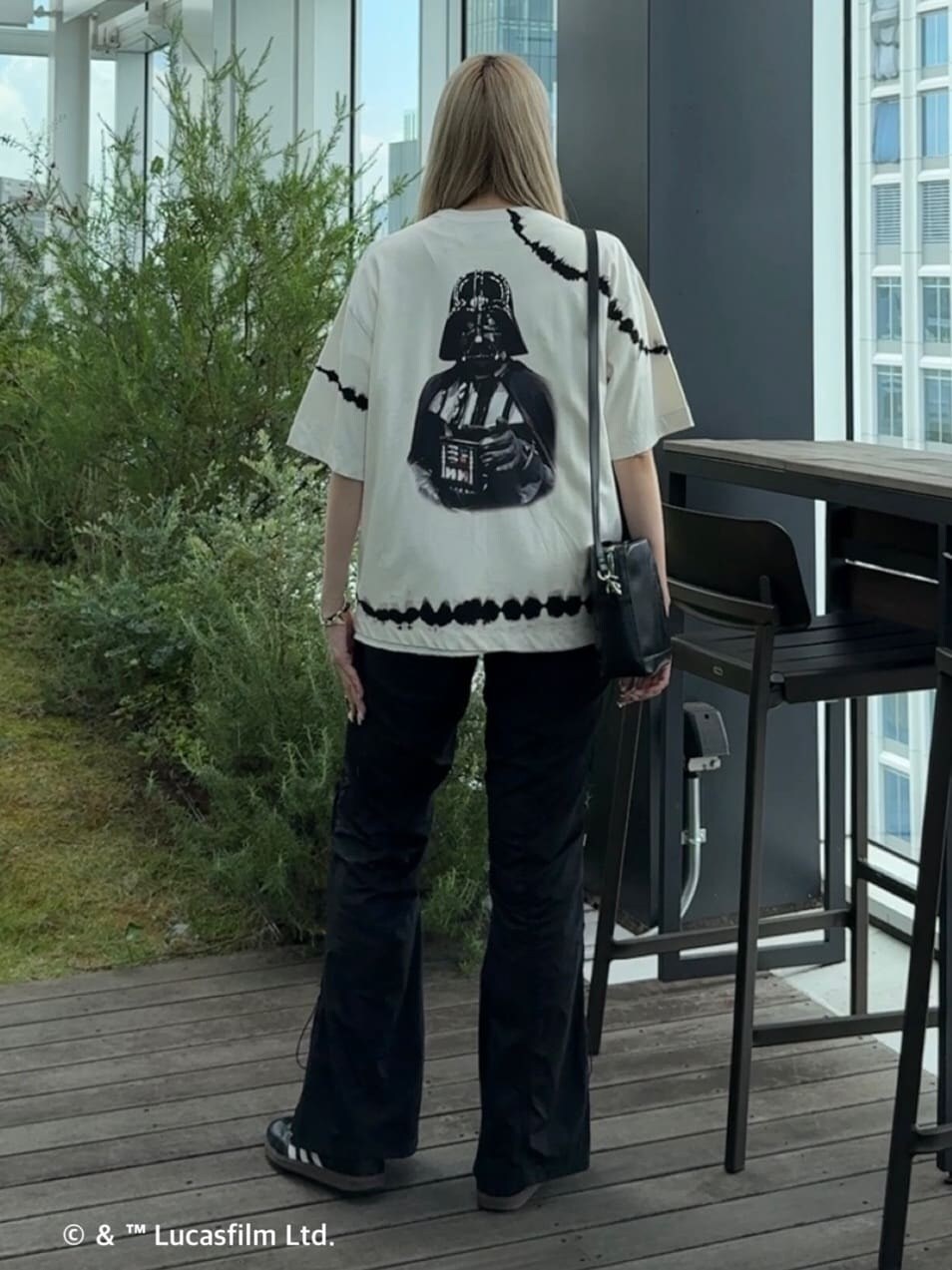 ホワイト系のTシャツ/カットソー、ブラック系のショルダーバッグを着用したレディースの夏コーディネートの3枚目の写真