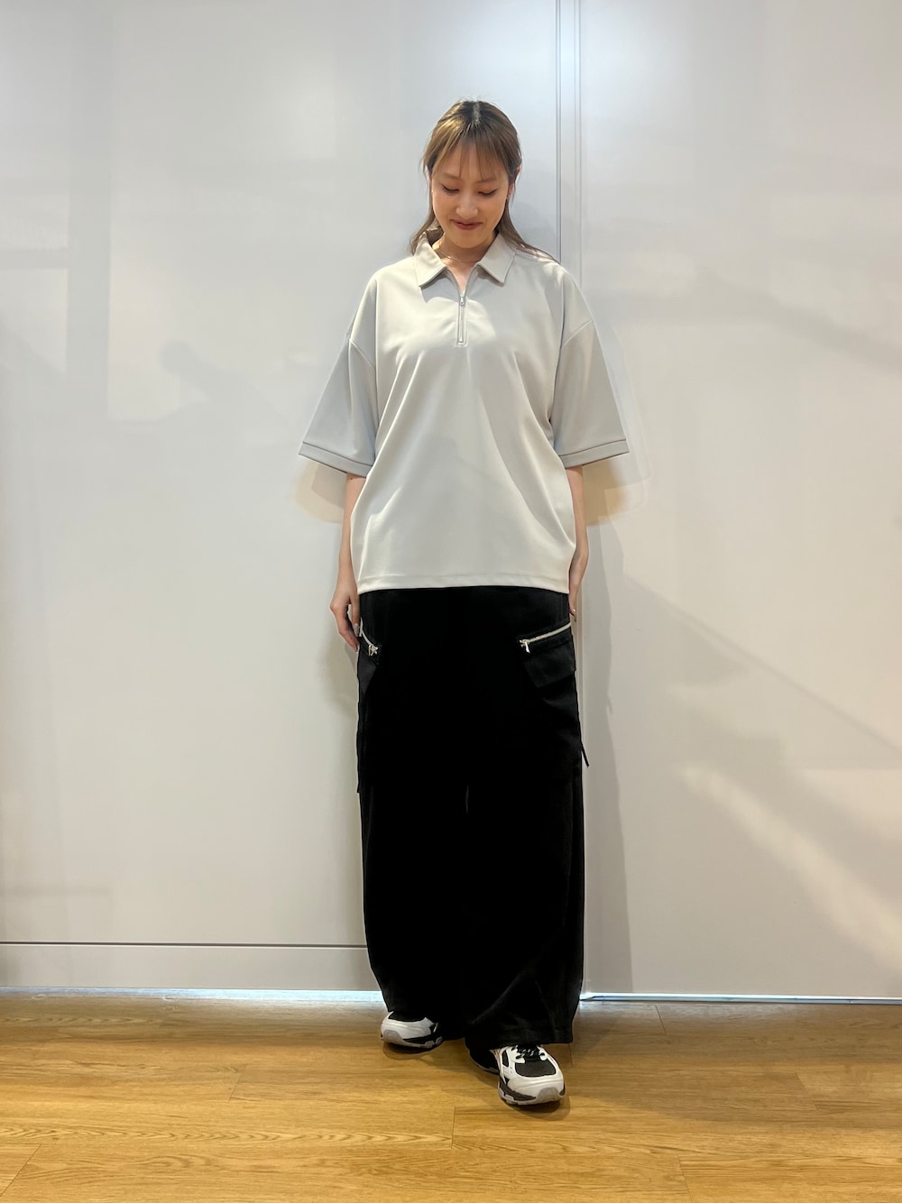 ブラック系のカーゴパンツ、グレー系のTシャツ/カットソーを着用したレディースの春コーディネートの2枚目の写真