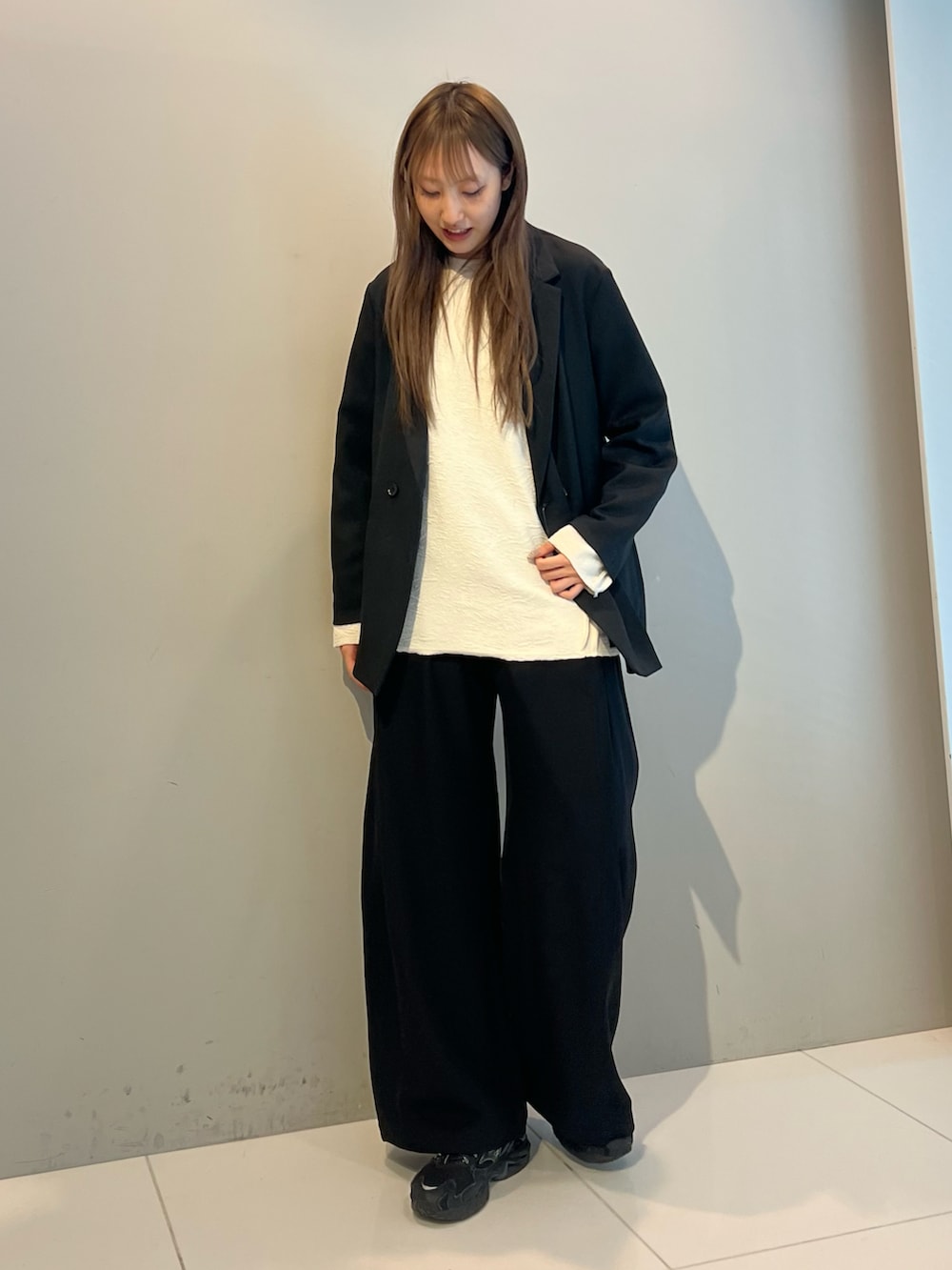 ブラック系のその他パンツ、ホワイト系のTシャツ/カットソー、ブラック系のセットアップを着用したレディースの春コーディネートの2枚目の写真