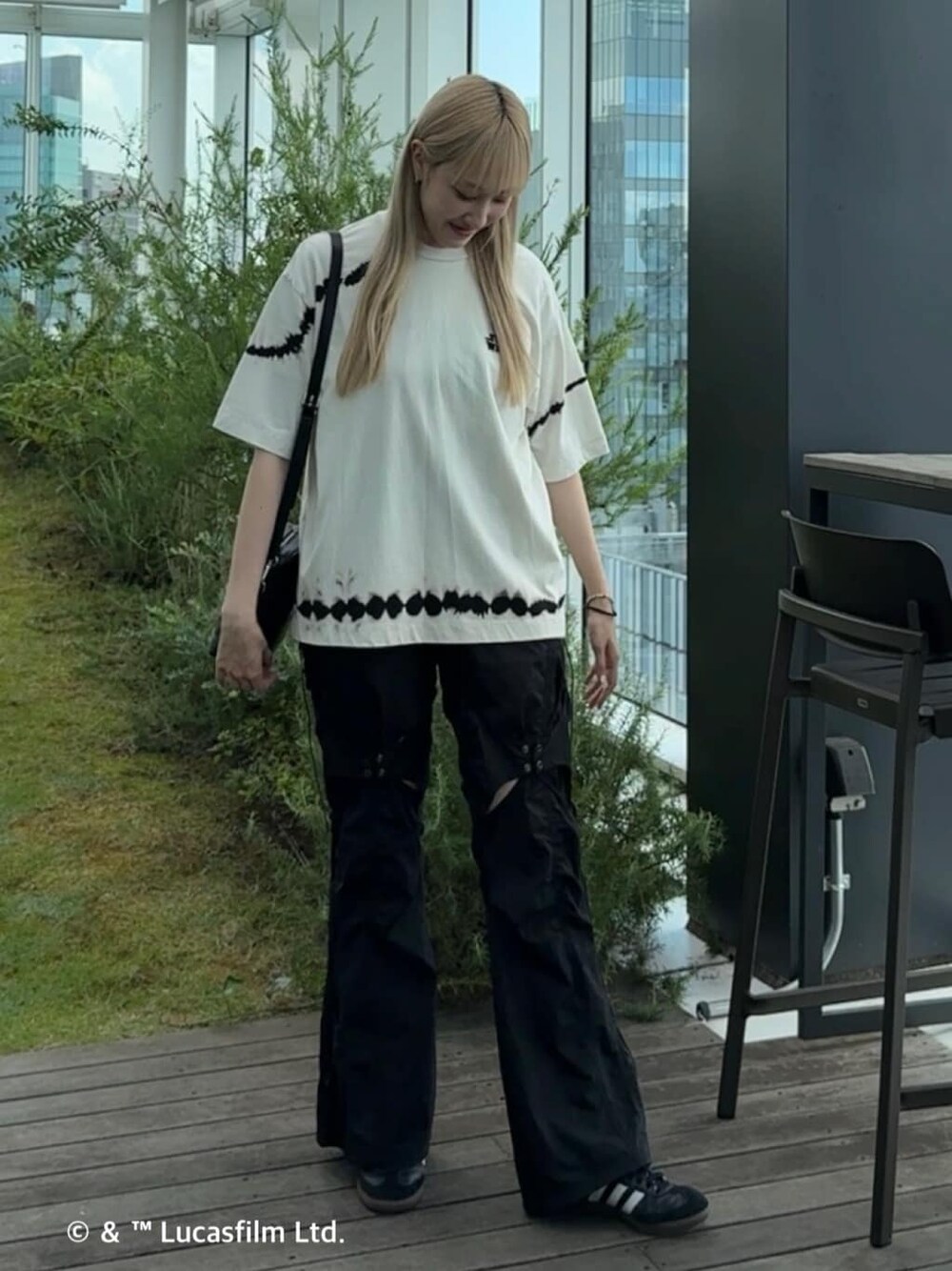ホワイト系のTシャツ/カットソー、ブラック系のショルダーバッグを着用したレディースの夏コーディネートの2枚目の写真
