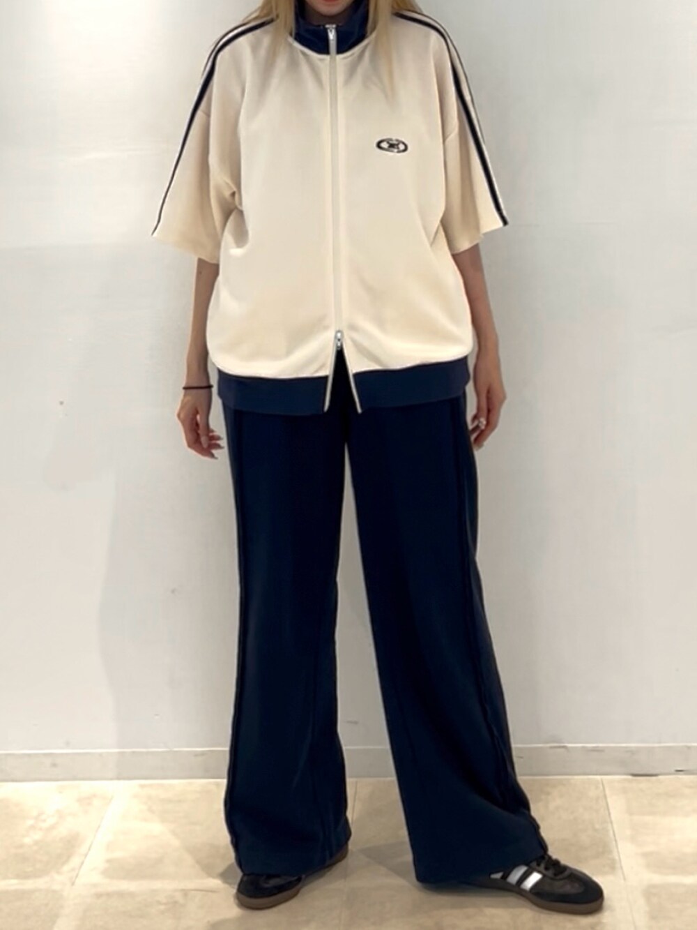 ホワイト系のTシャツ/カットソーを着用したレディースの夏コーディネートの2枚目の写真