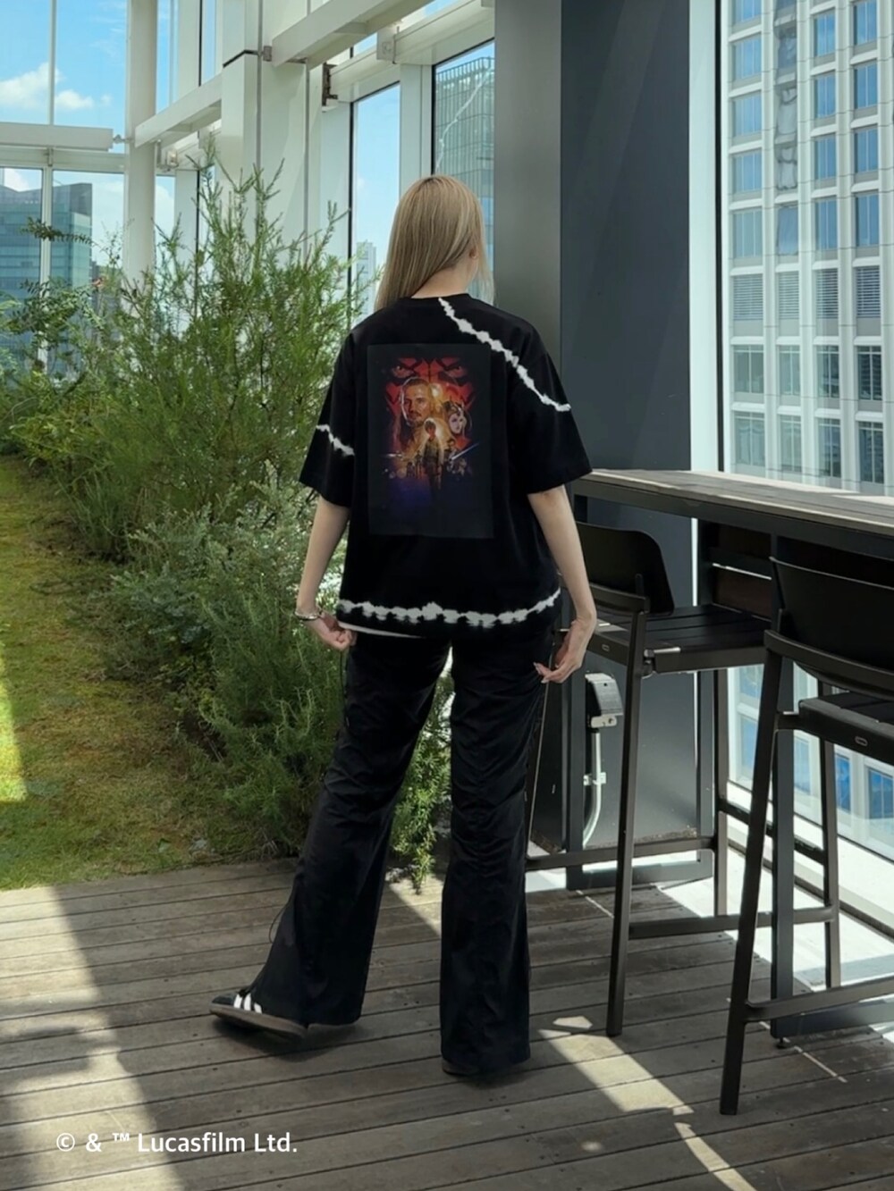 ブラック系のTシャツ/カットソーを着用したレディースの夏コーディネートの2枚目の写真