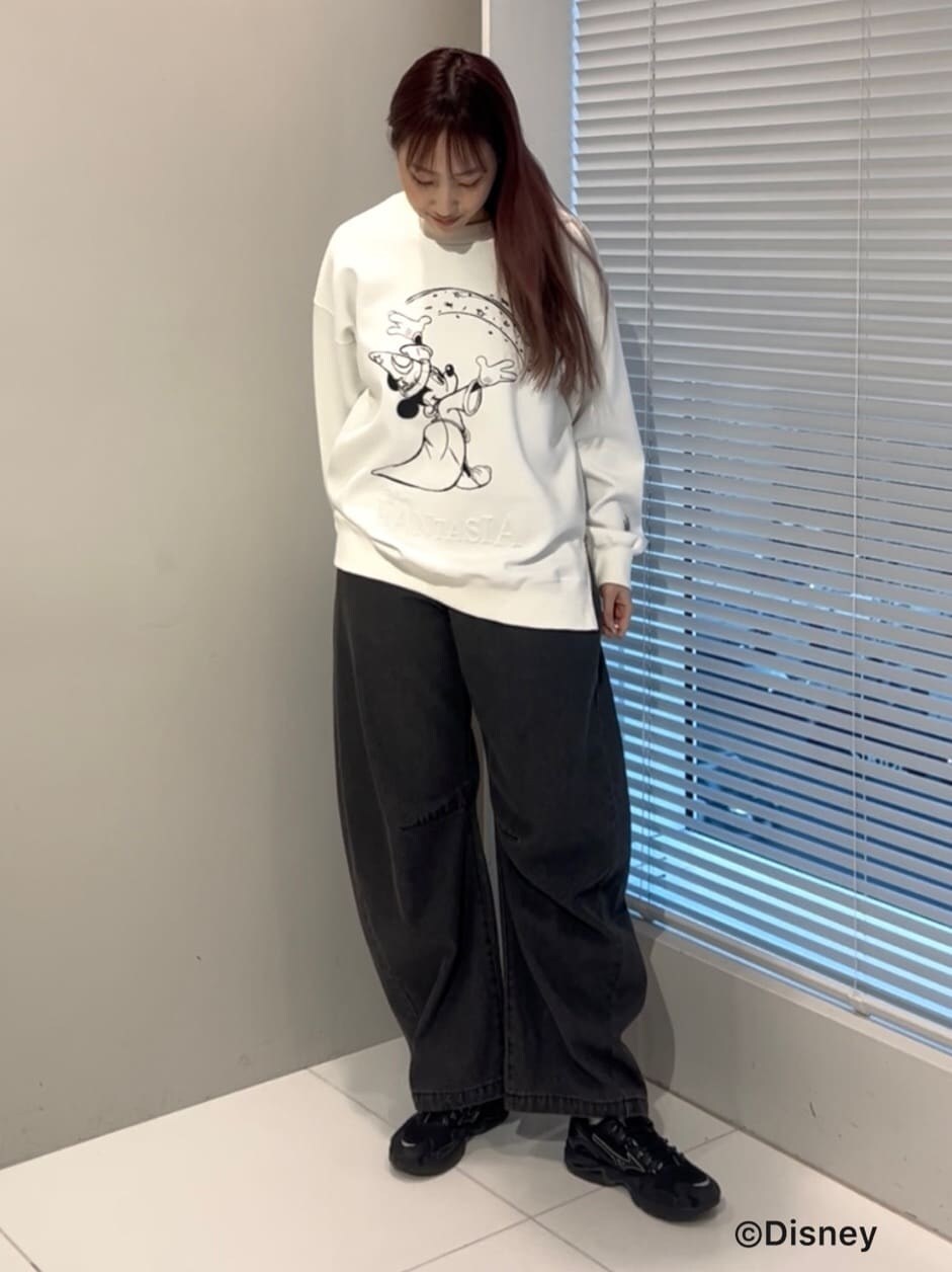 ホワイト系のTシャツ/カットソー、グレー系のデニムパンツを着用したレディースの冬コーディネートの2枚目の写真