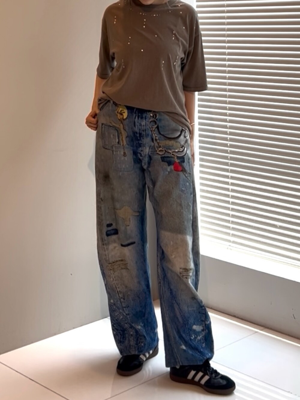 ブルー系のデニムパンツ、ブラウン系のTシャツ/カットソーを着用したレディースの夏コーディネートの2枚目の写真