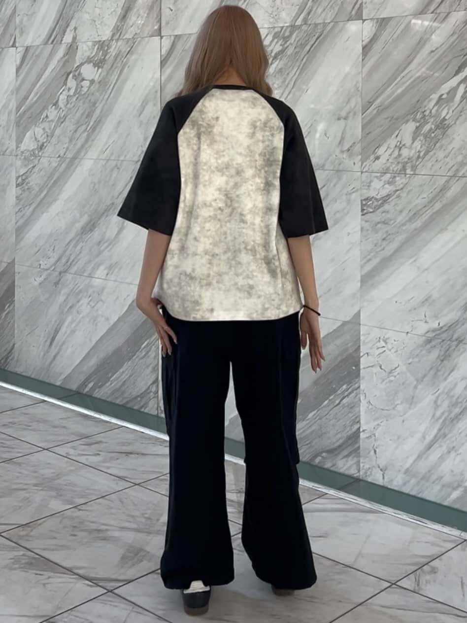 ホワイト系のTシャツ/カットソーを着用したレディースの春コーディネートの2枚目の写真