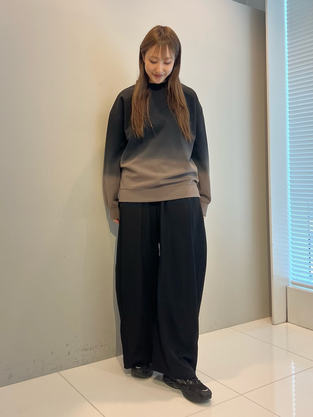 ブラック系のその他パンツ、グレー系のスウェットを着用したレディースの春コーディネートの2枚目の写真