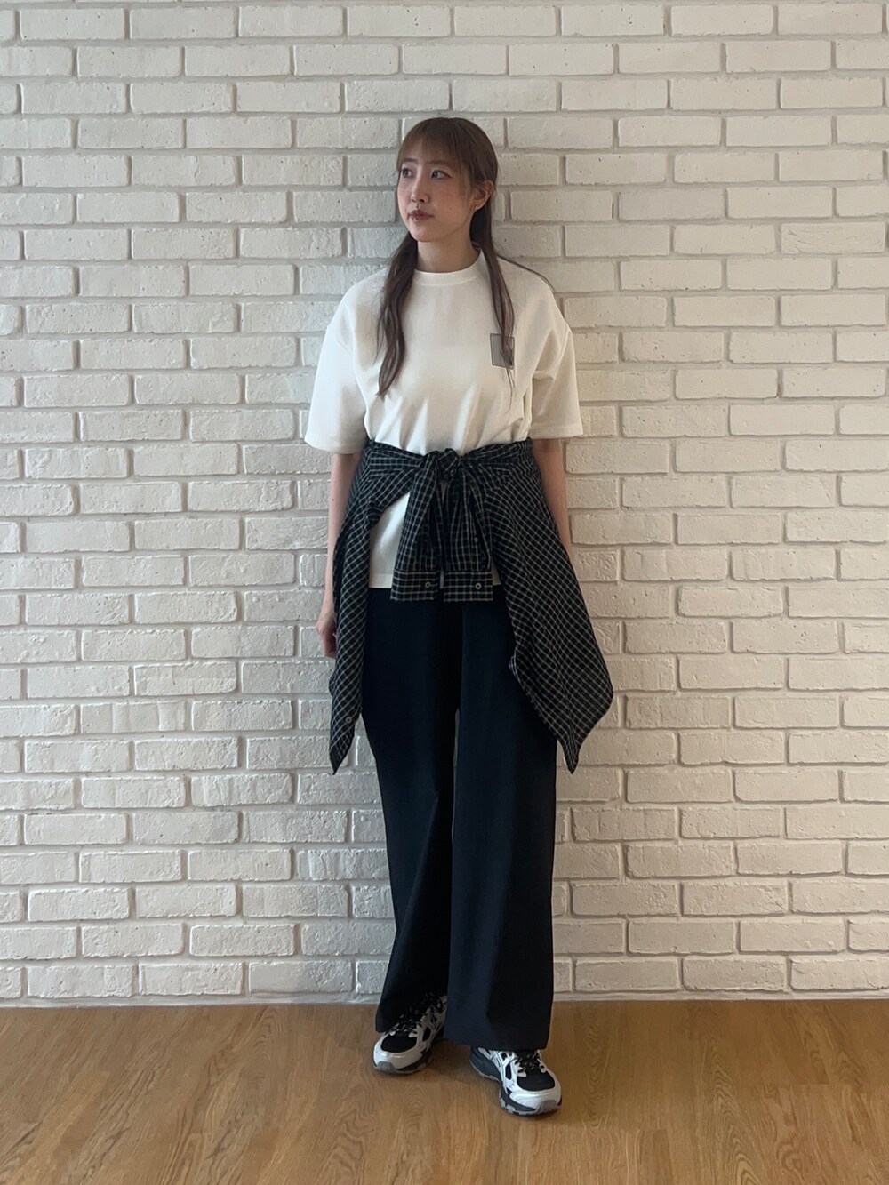 ホワイト系のTシャツ/カットソー、ブラック系のその他パンツ、ブラック系のシャツ/ブラウスを着用したレディースの春コーディネートの2枚目の写真