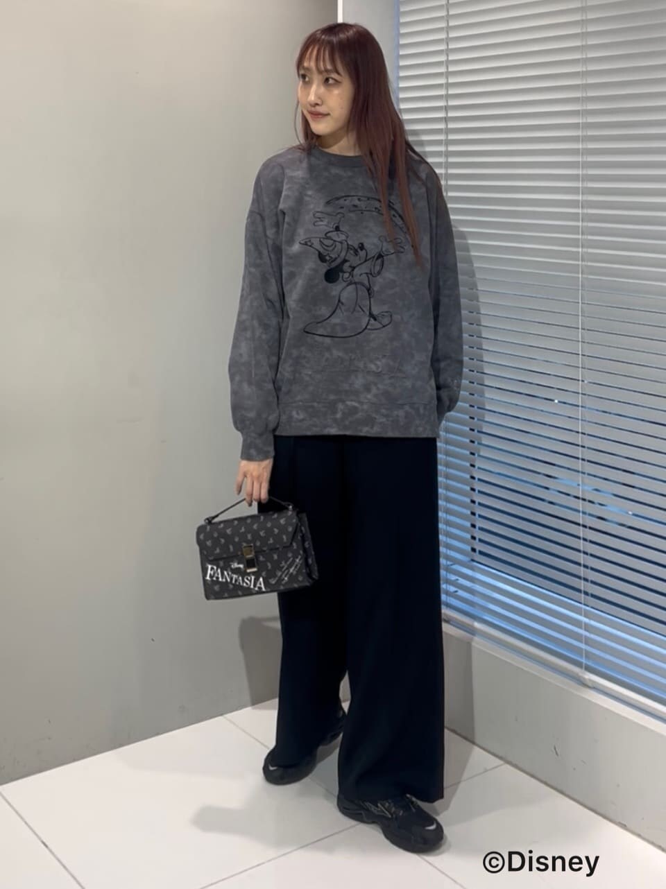 グレー系のTシャツ/カットソー、ブラック系のその他パンツ、ブラック系のショルダーバッグを着用したレディースの冬コーディネートの2枚目の写真