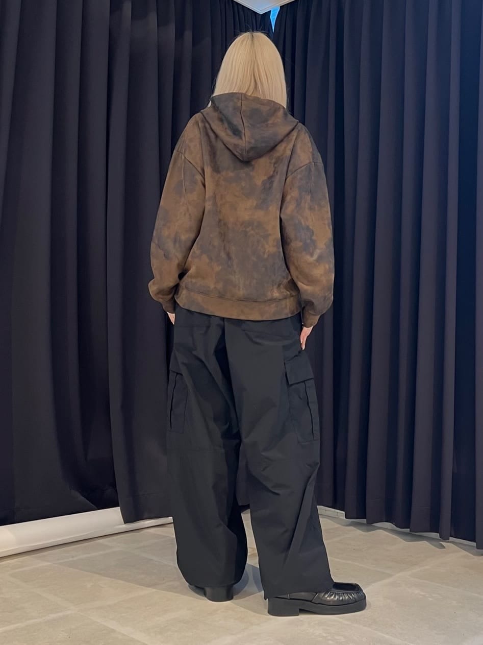 ブラウン系のパーカー、ブラック系のその他パンツ、ブラック系のドレスシューズを着用したレディースの秋コーディネートの2枚目の写真