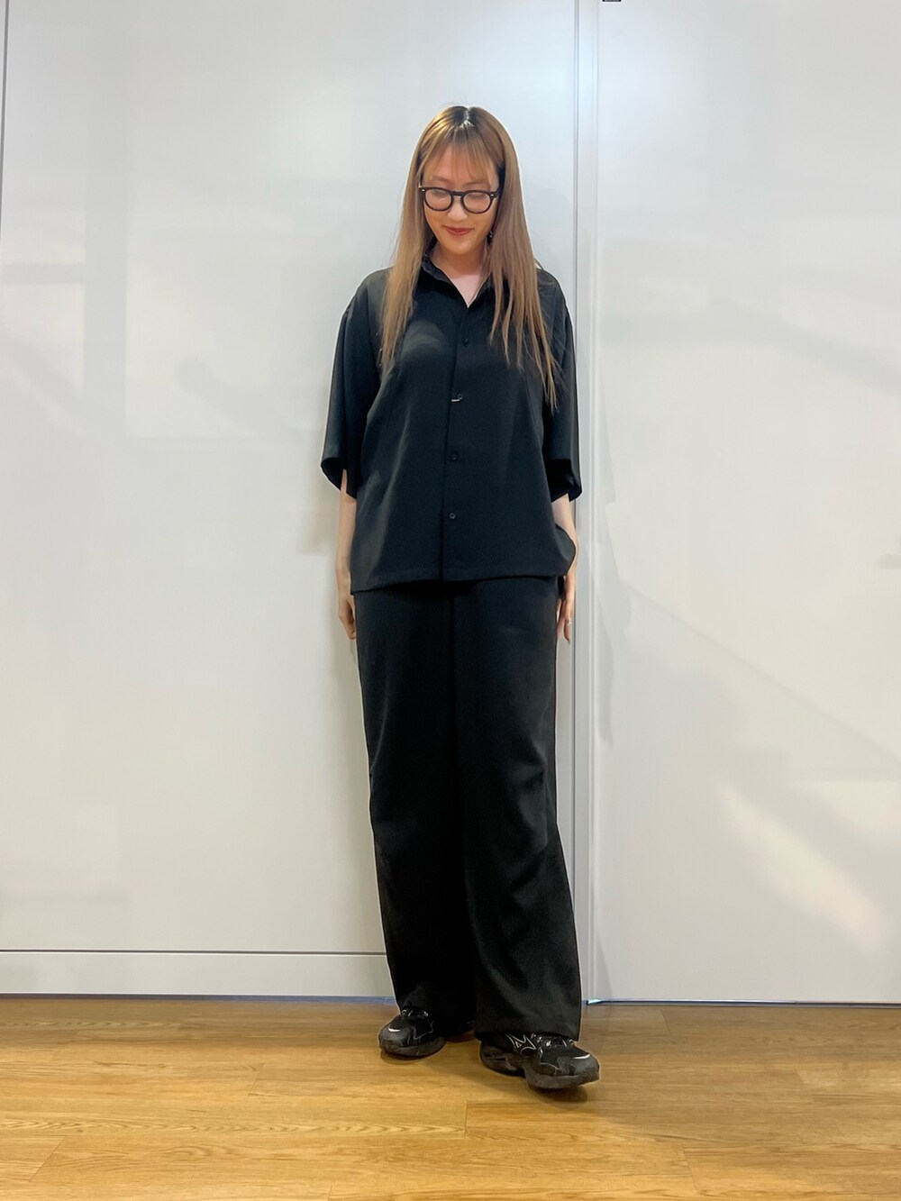 ブラック系のその他パンツ、ブラック系のシャツ/ブラウス、ブラック系のサングラスを着用したレディースの春コーディネートの2枚目の写真
