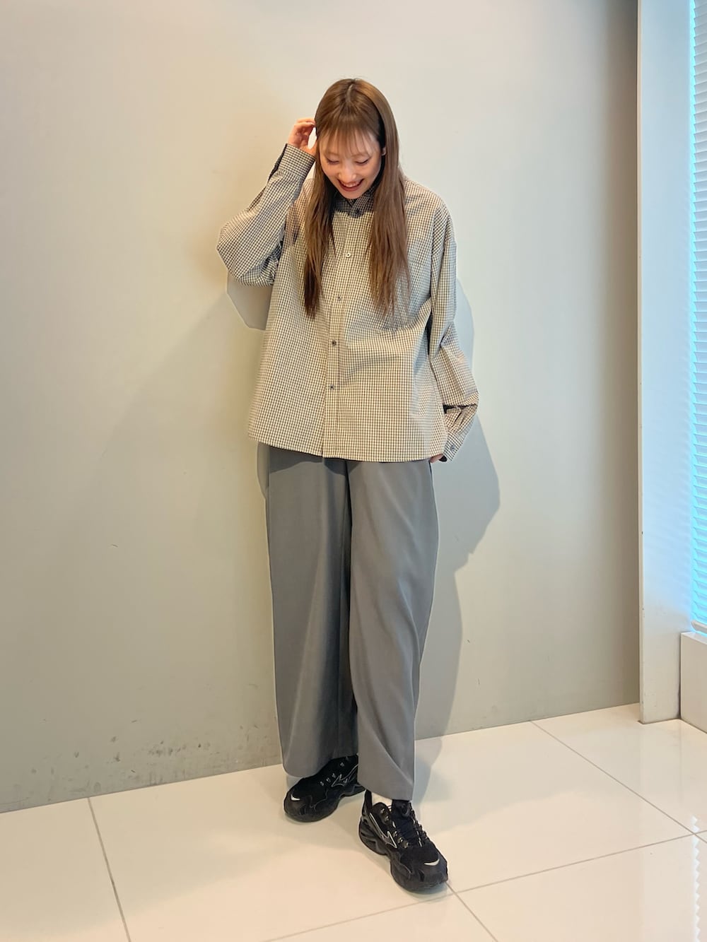 グレー系のその他パンツ、グレー系のシャツ/ブラウスを着用したレディースの春コーディネートの2枚目の写真