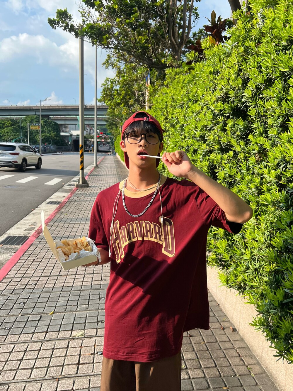 レッド系のキャップを着用したメンズの春コーディネートの2枚目の写真