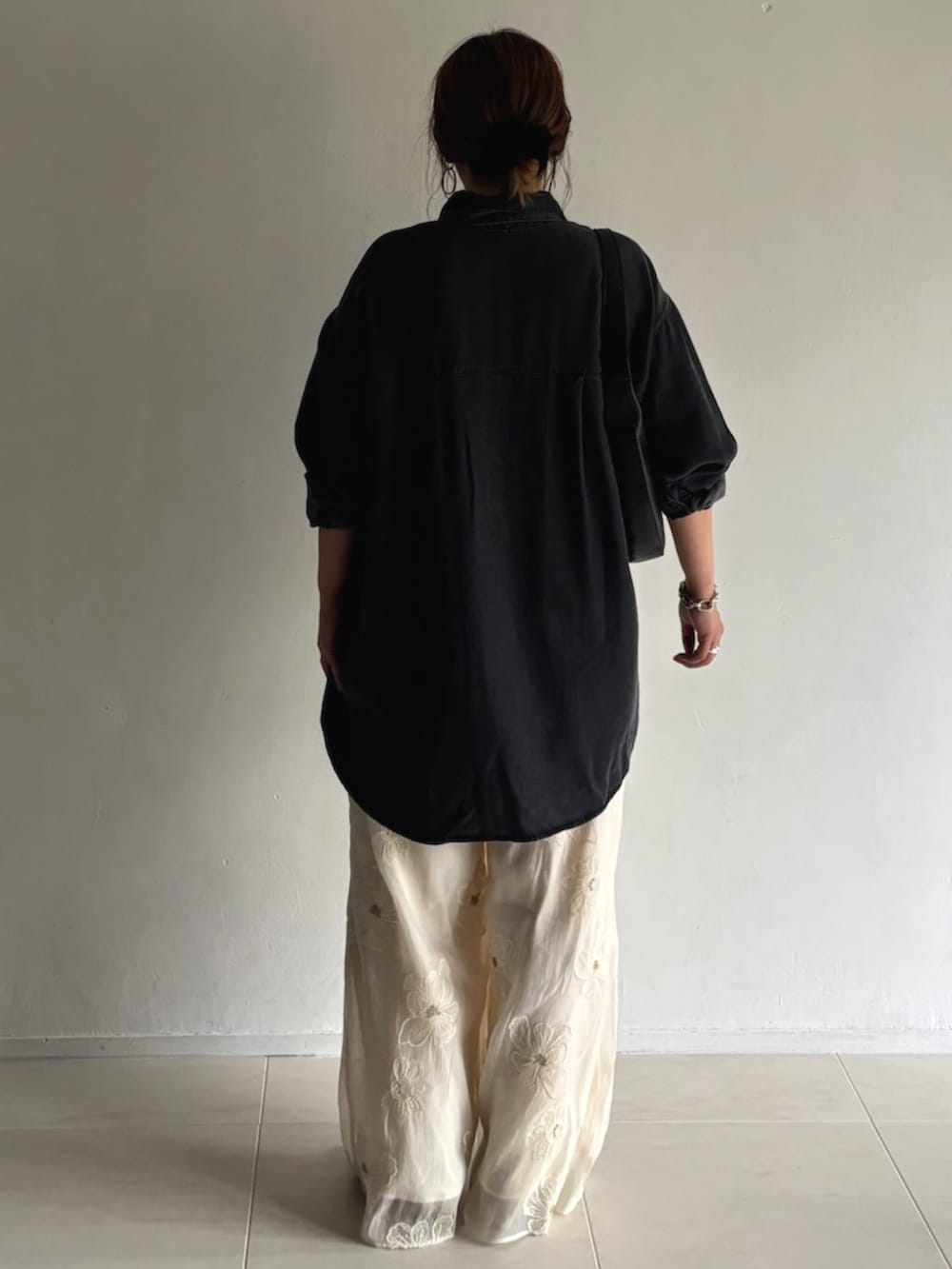 ホワイト系のその他パンツ、グレー系のシャツ/ブラウスを着用したレディースの夏コーディネートの3枚目の写真