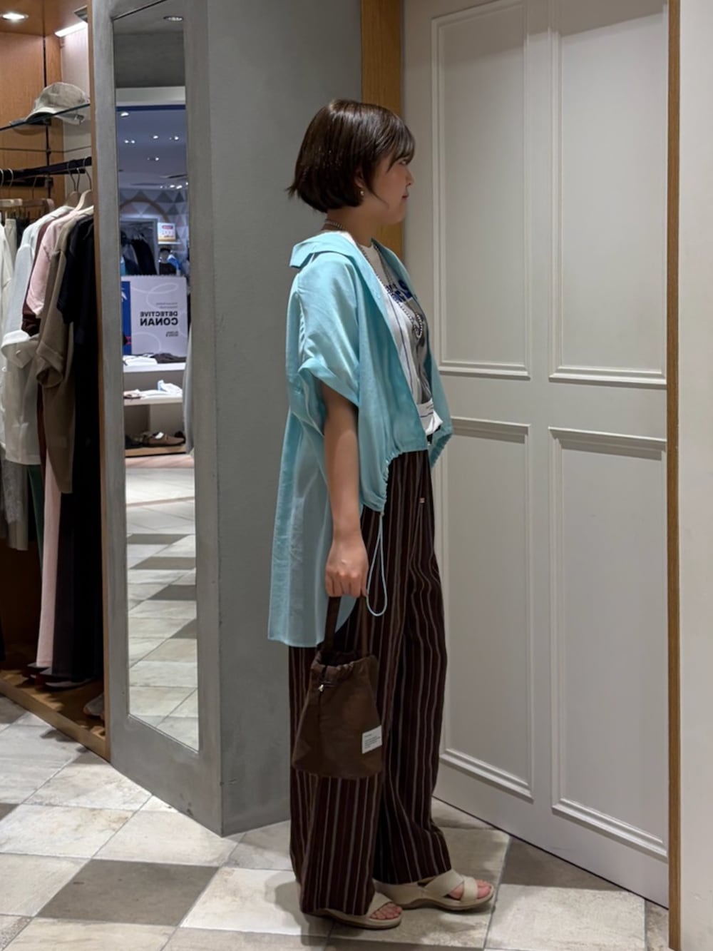 ブルー系のシャツ/ブラウス、ブラウン系のその他パンツ、ホワイト系のTシャツ/カットソーを着用したレディースの夏コーディネートの2枚目の写真