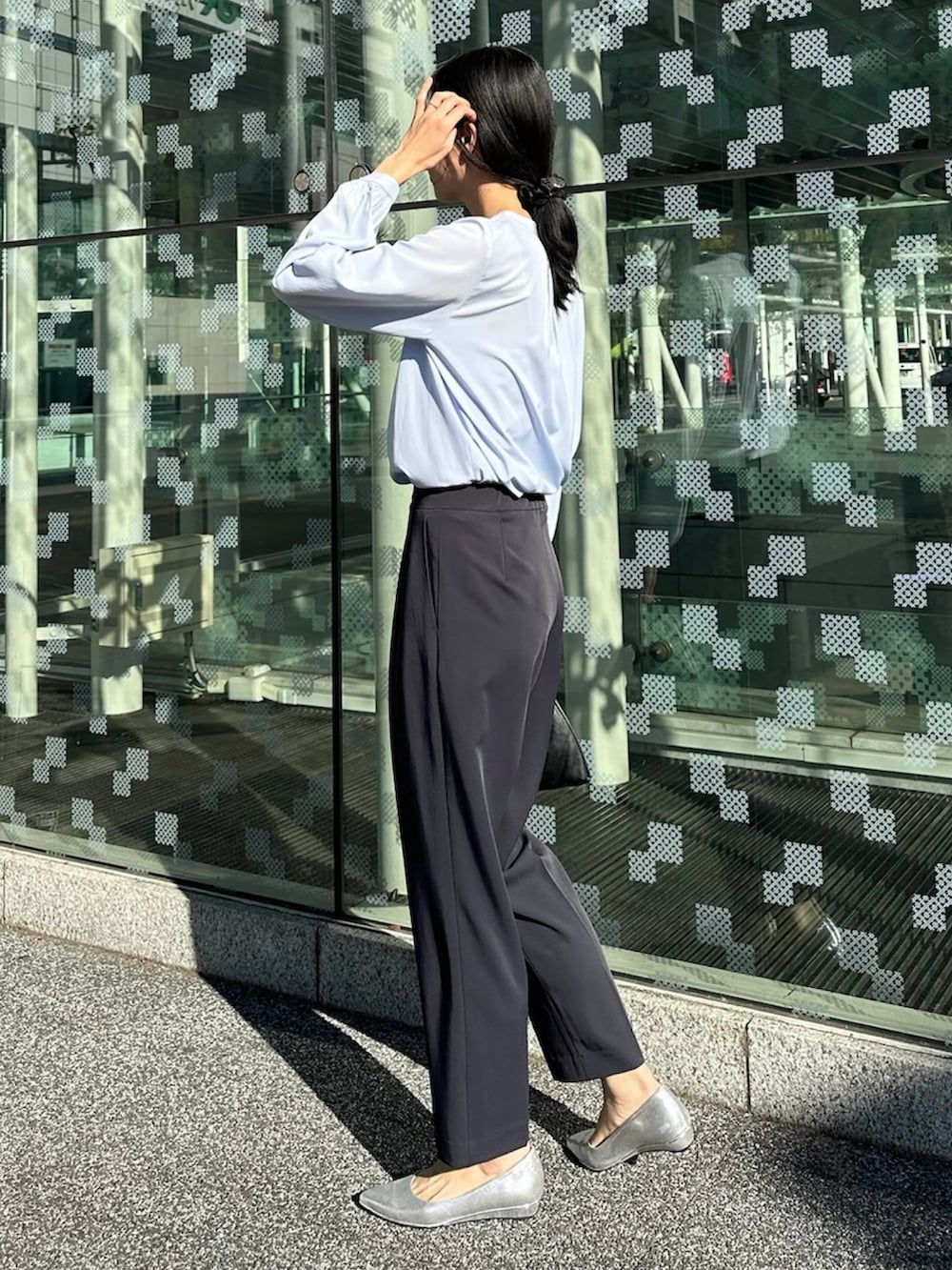 ブルー系のシャツ/ブラウスを着用したレディースの冬コーディネートの2枚目の写真