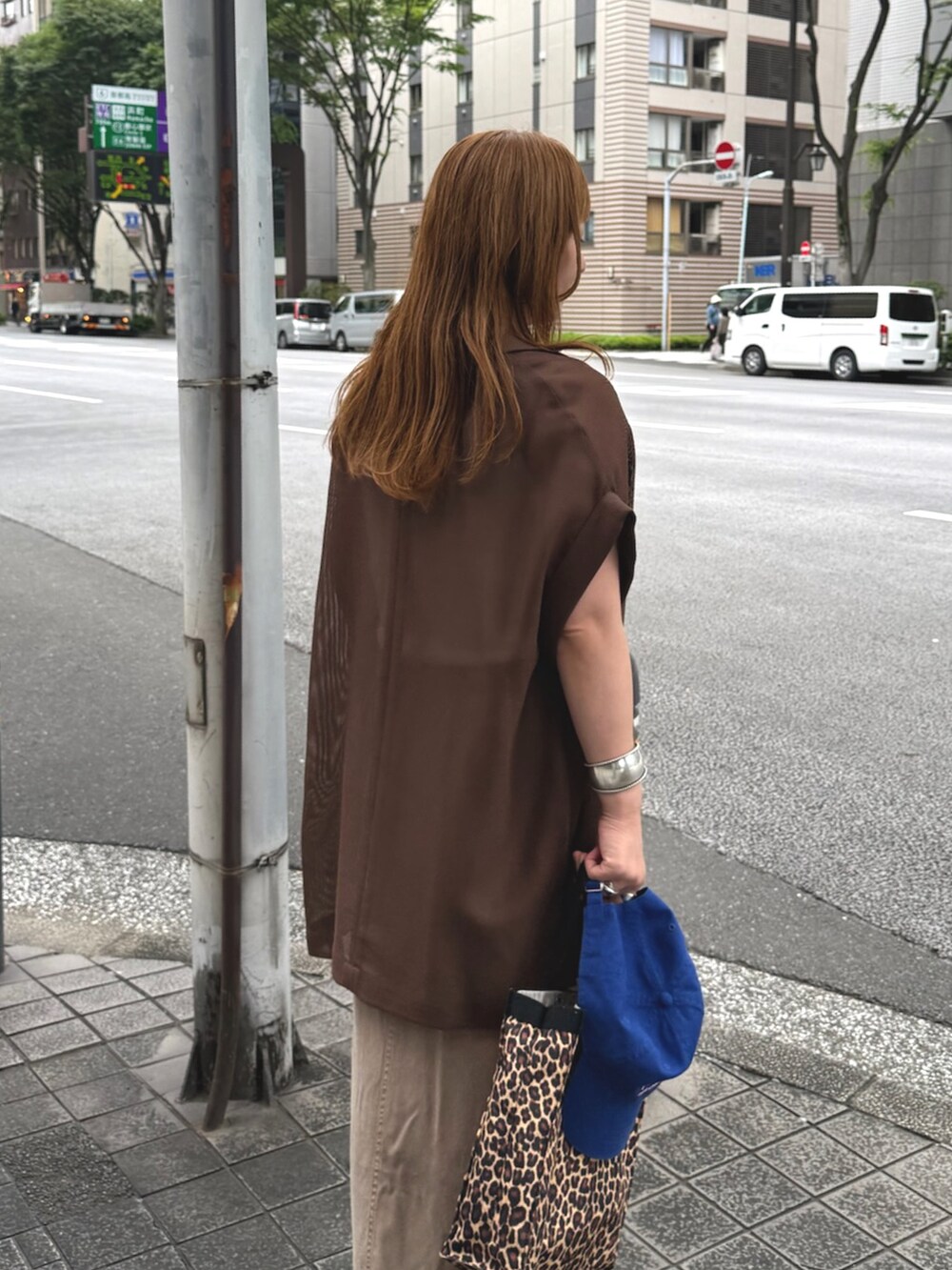 ブラウン系のその他アウター、ブラウン系のスカートを着用したレディースの夏コーディネートの2枚目の写真
