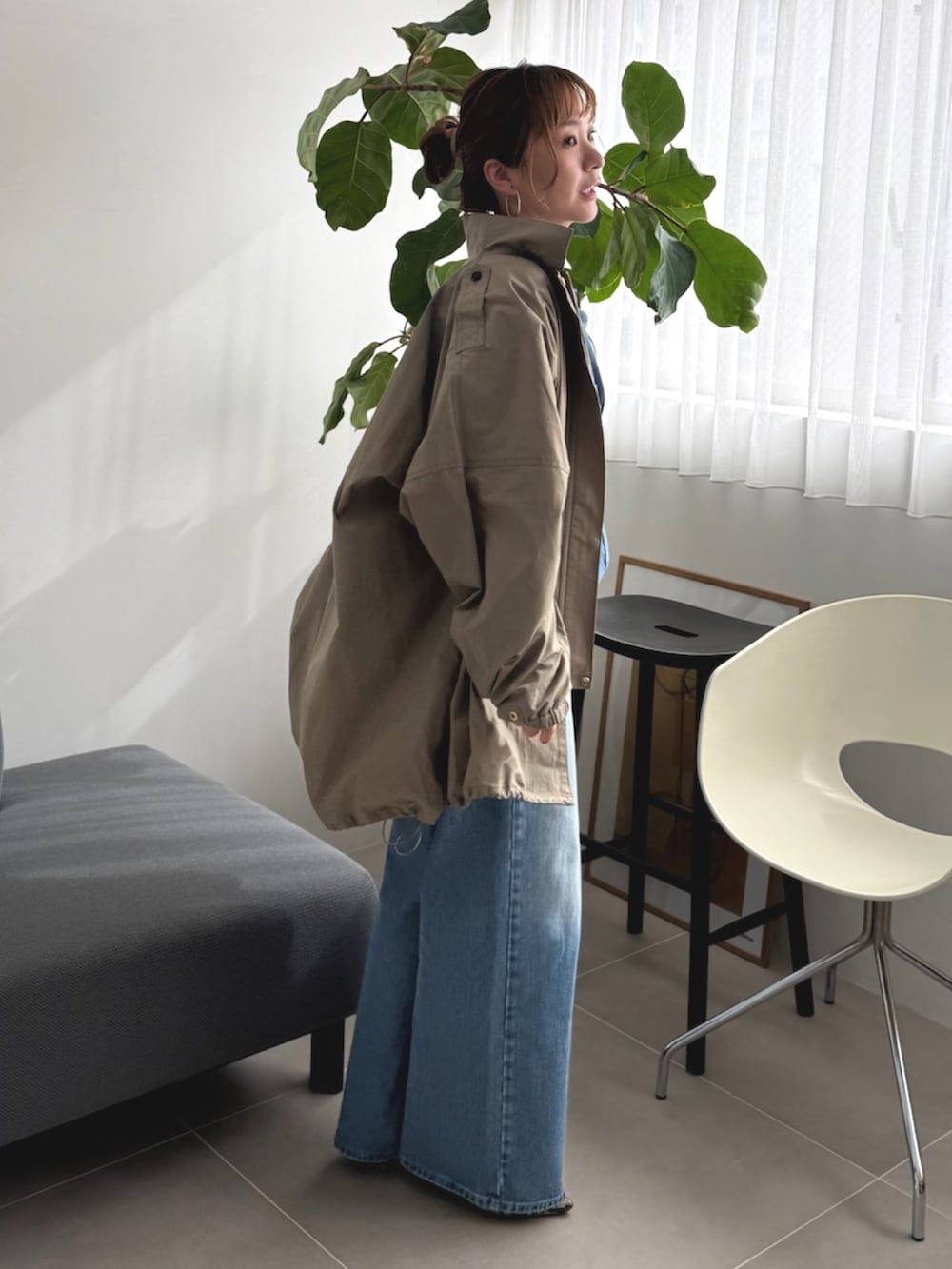 ブルー系のシャツ/ブラウス、グリーン系のモッズコートを着用したレディースの春コーディネートの3枚目の写真