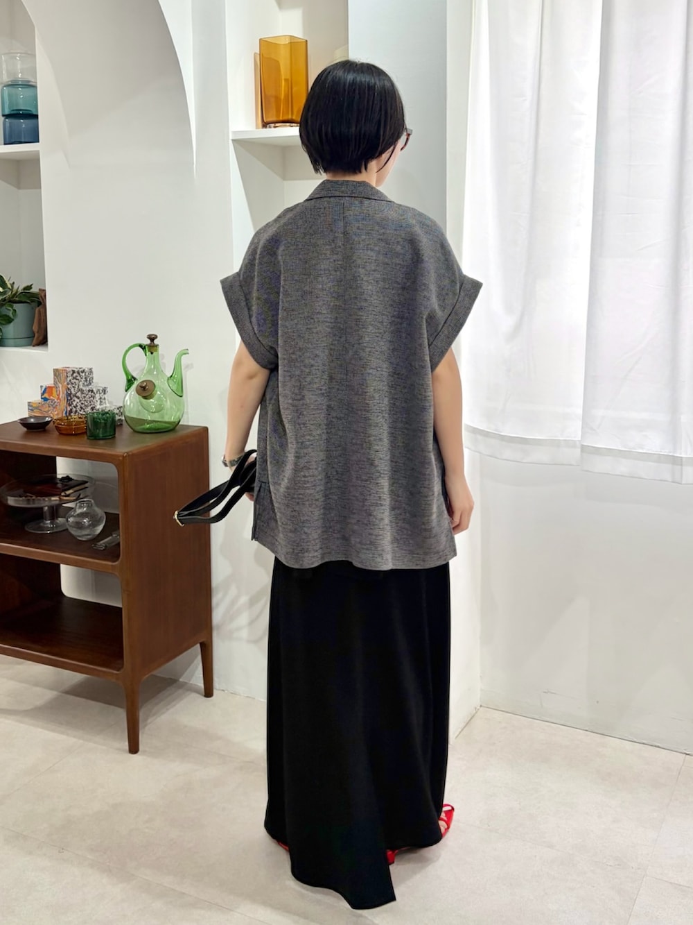 ブラック系のその他アウター、ブラック系のTシャツ/カットソー、ブラック系のスカートを着用したレディースの夏コーディネートの3枚目の写真