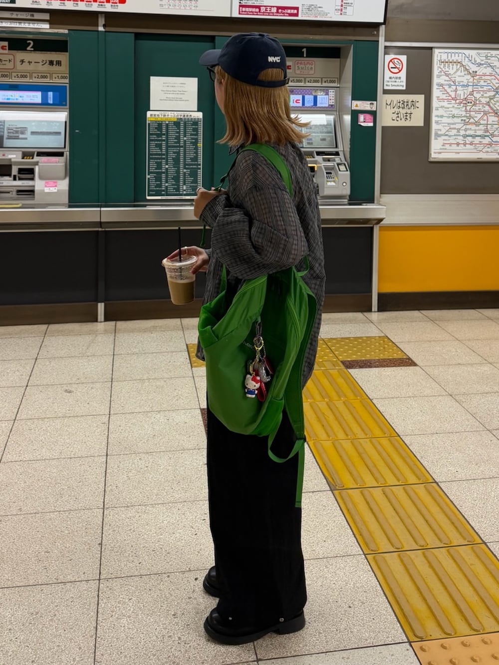 グレー系のシャツ/ブラウスを着用したレディースの夏コーディネートの2枚目の写真