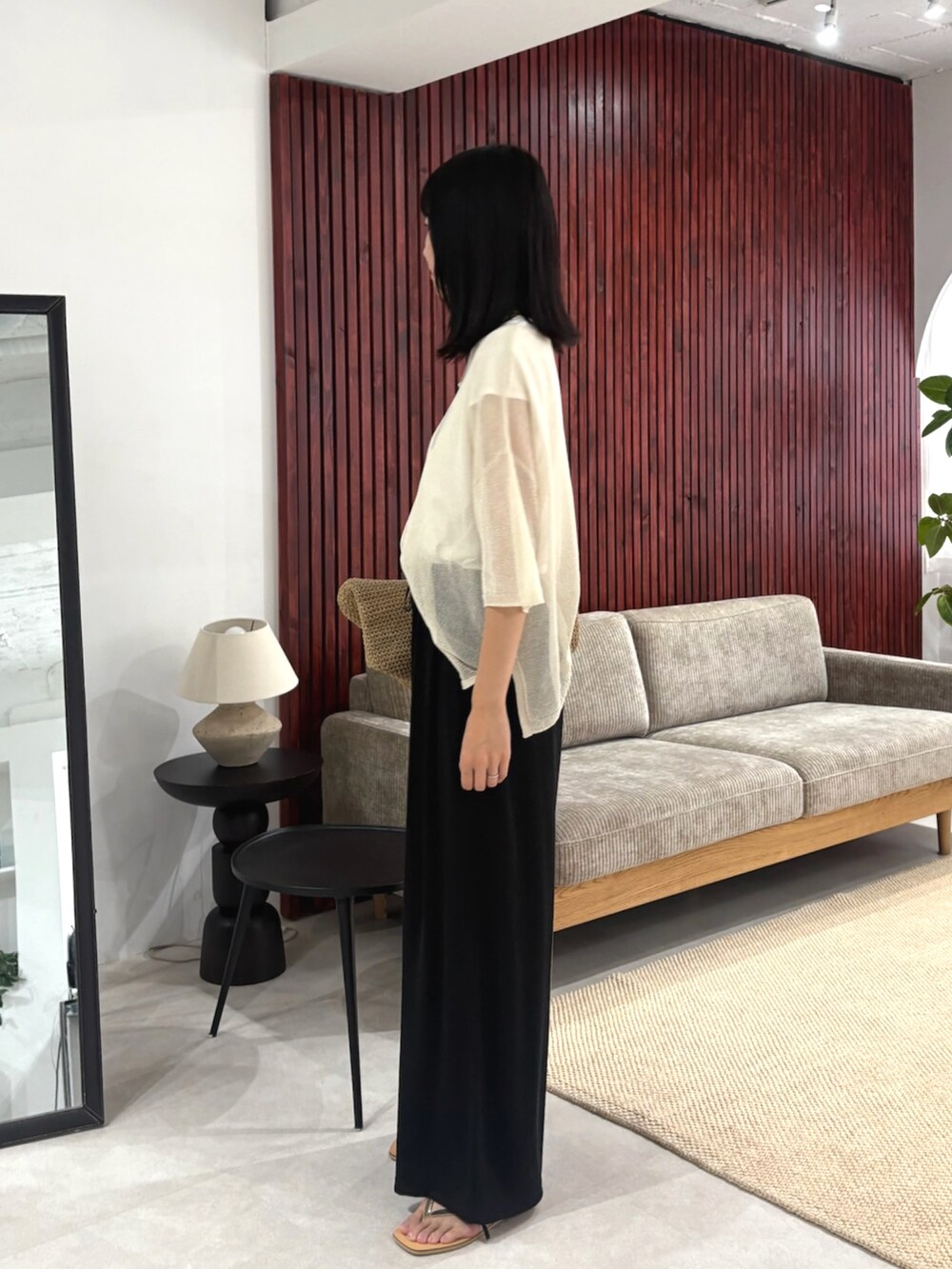 ホワイト系のニット/セーター、ホワイト系のTシャツ/カットソー、ブラック系のその他パンツを着用したレディースの夏コーディネートの2枚目の写真