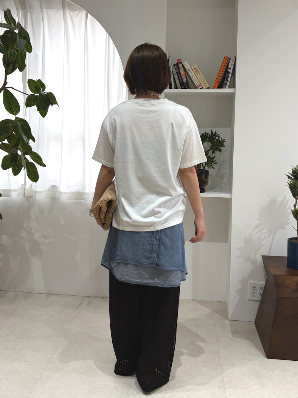 ホワイト系のTシャツ/カットソー、ブラック系のその他パンツを着用したレディースの夏コーディネートの3枚目の写真