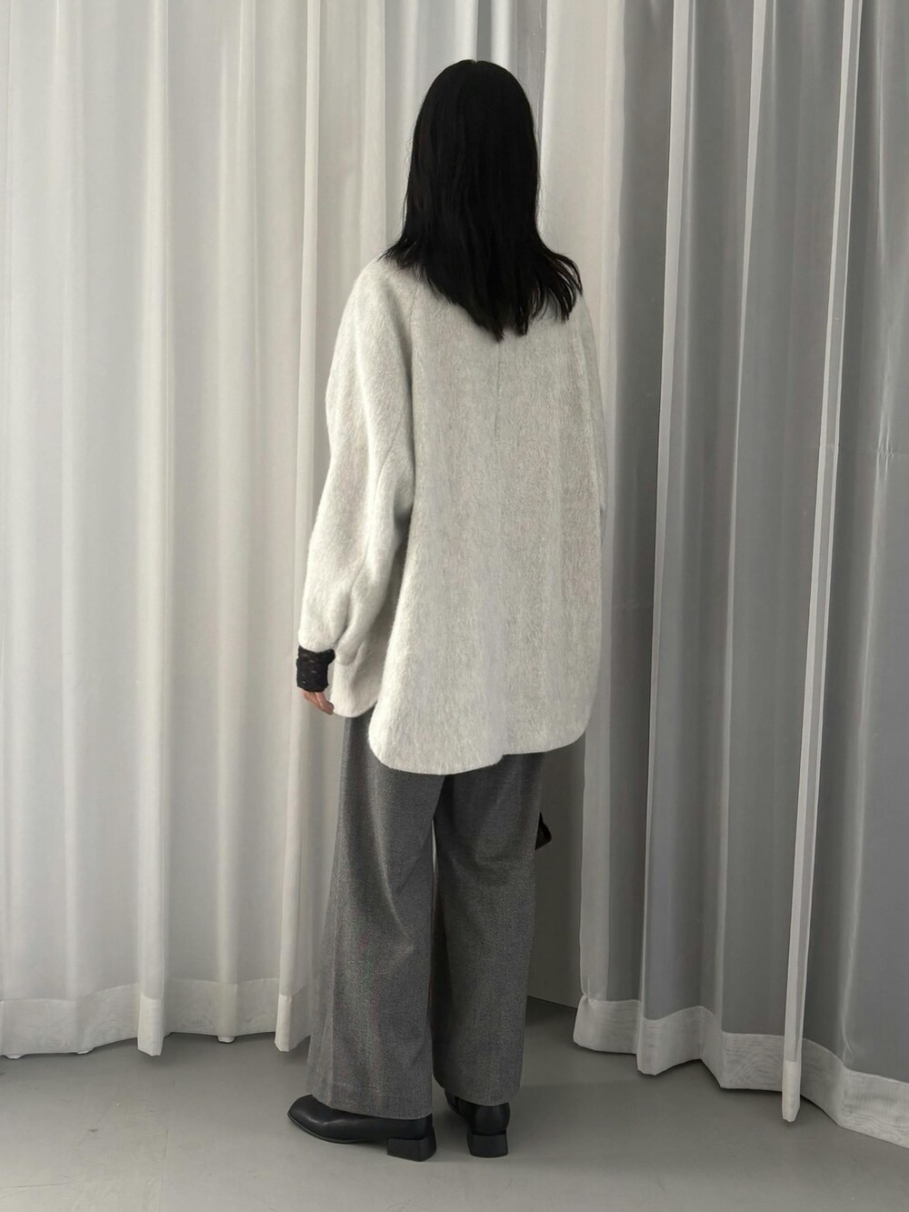 ホワイト系のその他アウター、ブラック系のTシャツ/カットソーを着用したレディースの秋コーディネートの3枚目の写真