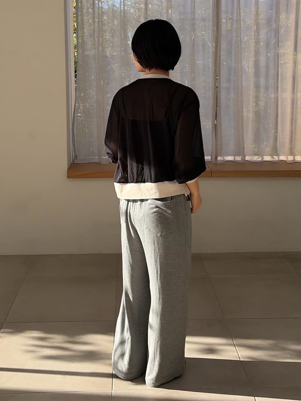 ブラック系のカーディガン/ボレロ、グレー系のその他パンツを着用したレディースの春コーディネートの3枚目の写真