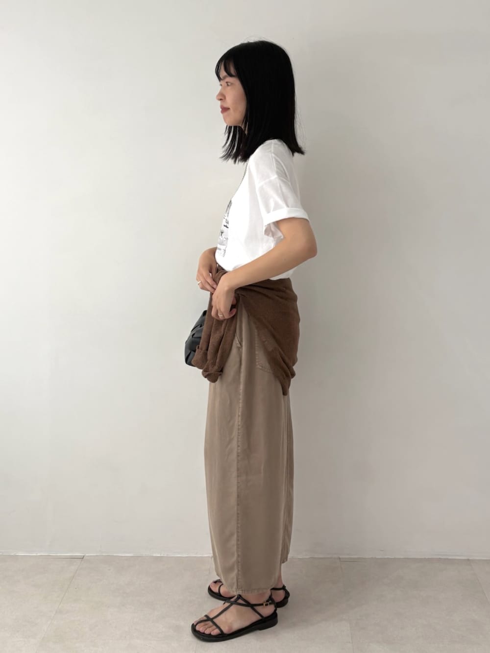 ホワイト系のTシャツ/カットソー、ブラウン系のカーディガン/ボレロを着用したレディースの夏コーディネートの2枚目の写真