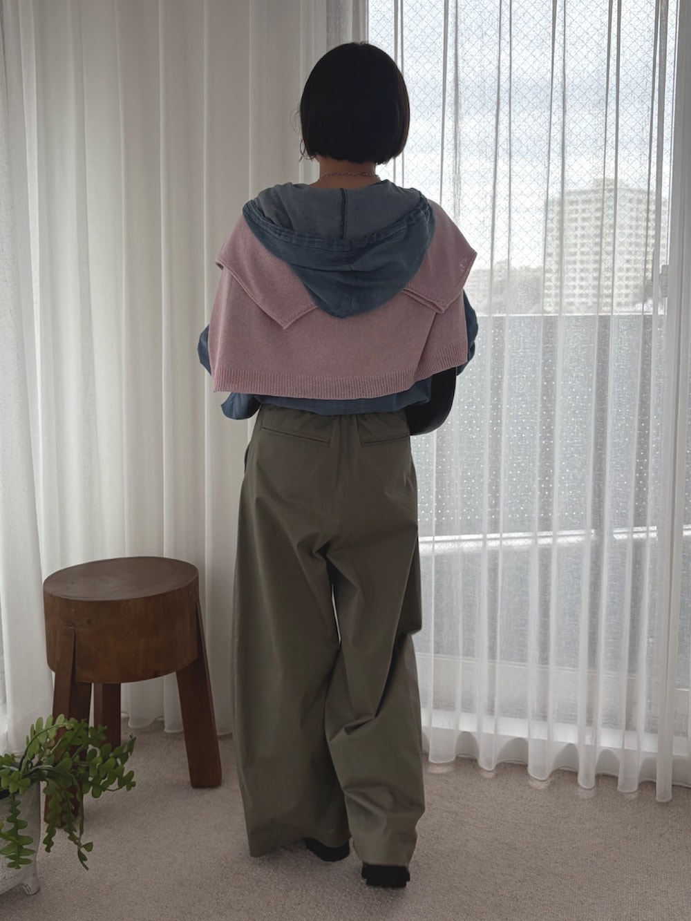 ブルー系のシャツ/ブラウス、ピンク系のニット/セーター、グリーン系のその他パンツを着用したレディースの春コーディネートの3枚目の写真