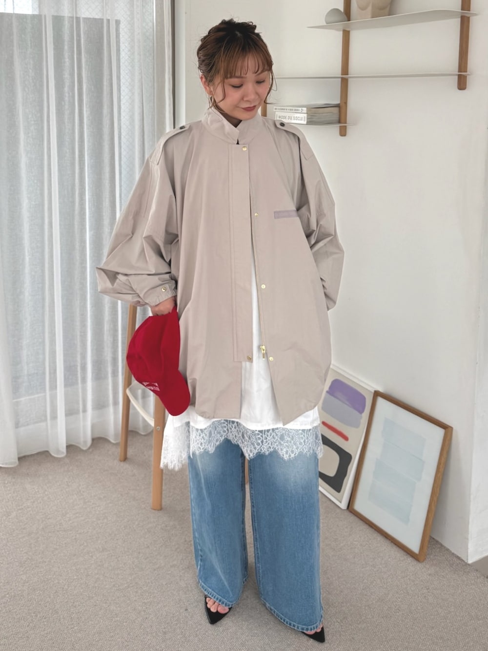 ブルー系のシャツ/ブラウス、ホワイト系のシャツ/ブラウス、グレー系のモッズコートを着用したレディースの冬コーディネートの2枚目の写真