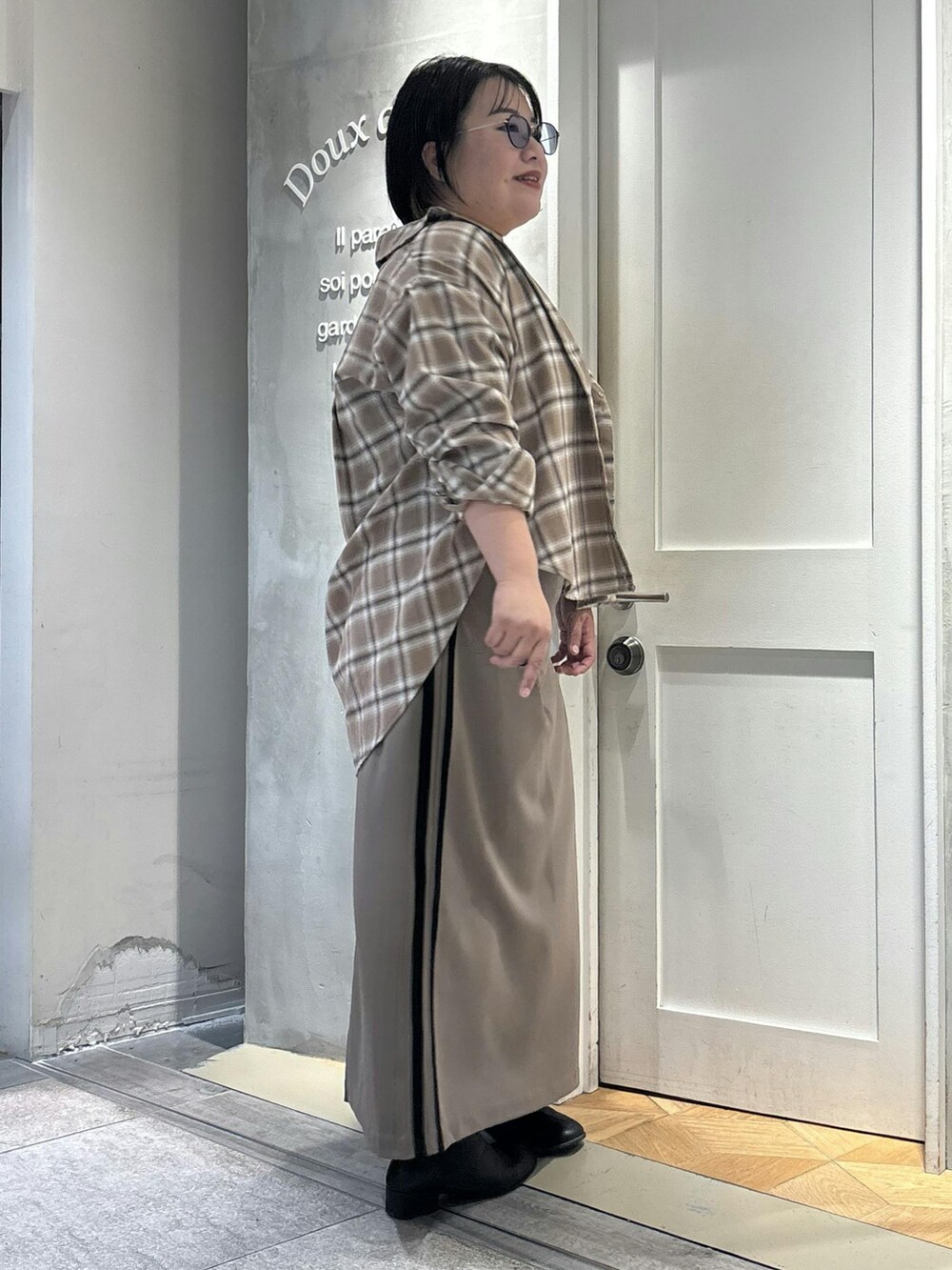 ブラウン系のシャツ/ブラウス、ブラウン系のワンピースを着用したレディースの秋コーディネートの3枚目の写真