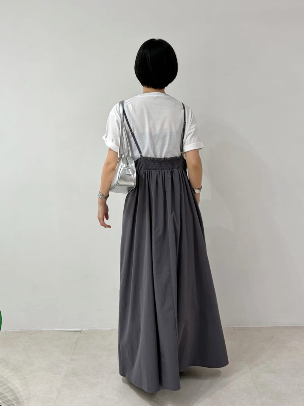 ホワイト系のTシャツ/カットソー、グレー系のワンピースを着用したレディースの夏コーディネートの3枚目の写真